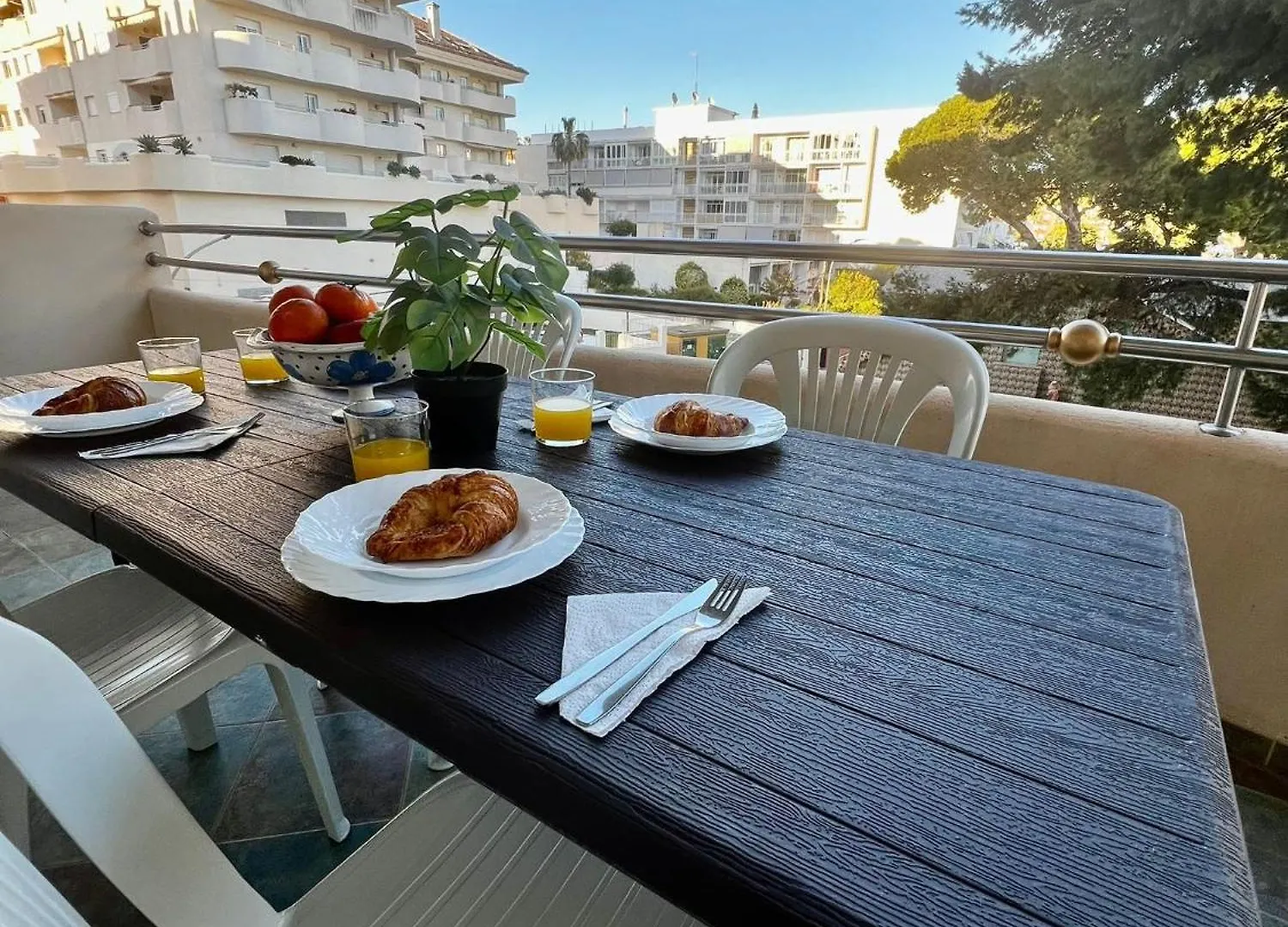 2 Bedroom Apartment In Puerto Marina Benalmádena